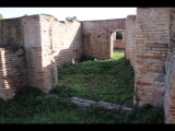 02304 ostia - regio v - insula xi - portico del monumento repubblicano (v,xi,4) - porticus - 3. laden - bli ri sueden - 01-2024.jpg